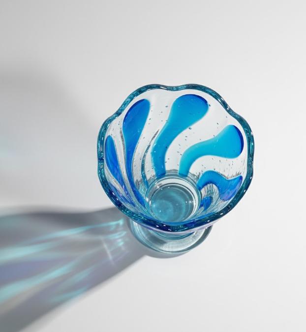 Dekorativ glasskål med aflange farvefelter