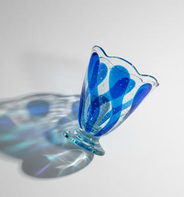 Dekorativ glasskål med aflange farvefelter