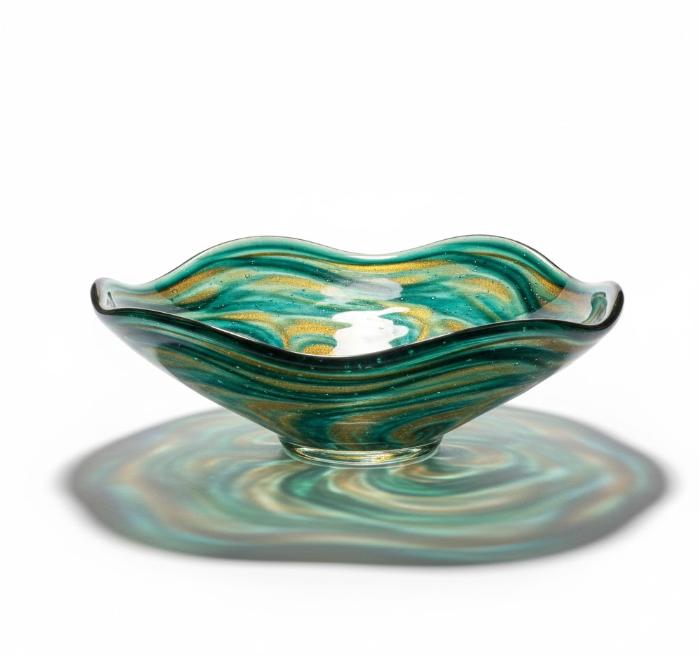 Dekorativ glasskål med bølgede kanter