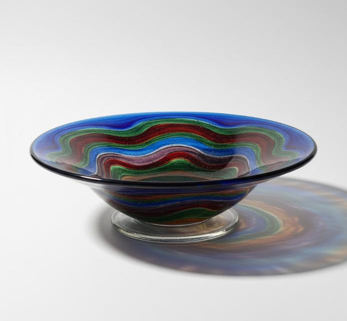 Dekorativ glasskål med bølgende flerfarvet mønster