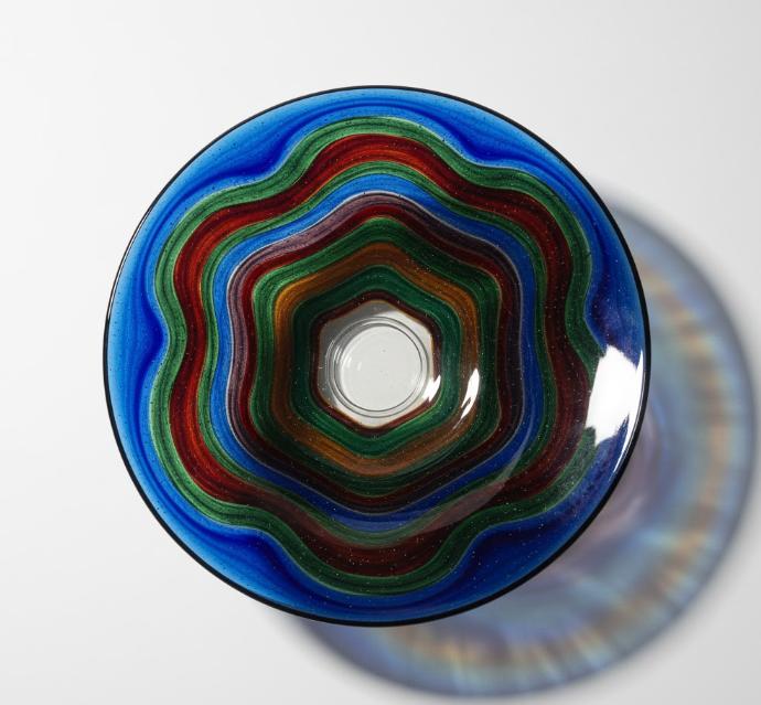 Dekorativ glasskål med bølgende flerfarvet mønster