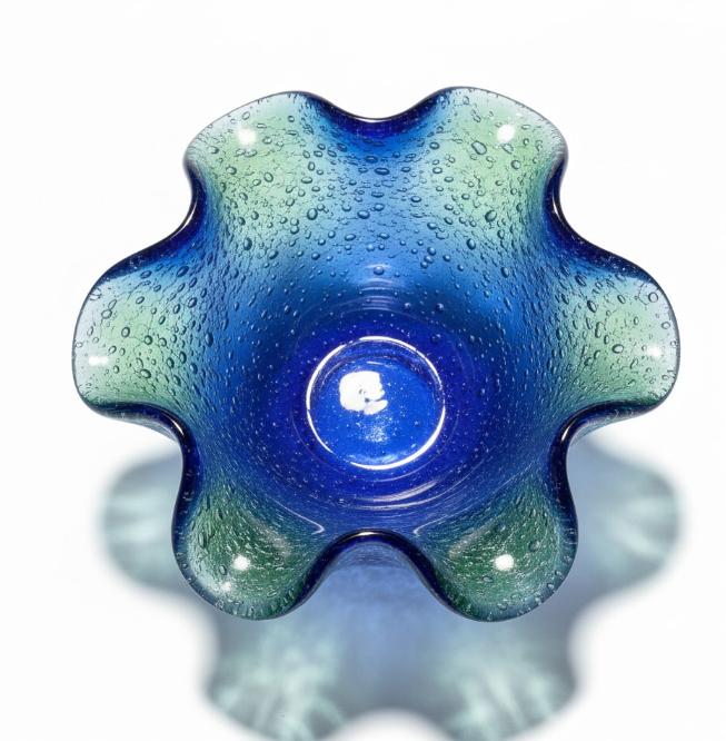 Dekorativ glasskål med bølget form