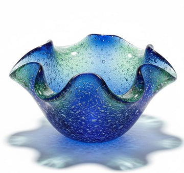 Dekorativ glasskål med bølget form