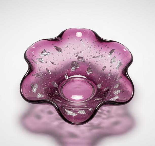 Dekorativ glasskål med bølget kant