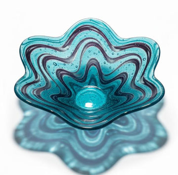 Dekorativ glasskål med bølget kant og lagdelt mønster