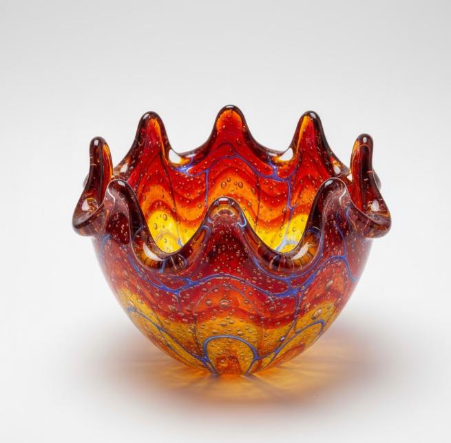 Dekorativ glasskål med bølget opbygning