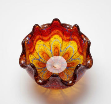 Dekorativ glasskål med bølget opbygning