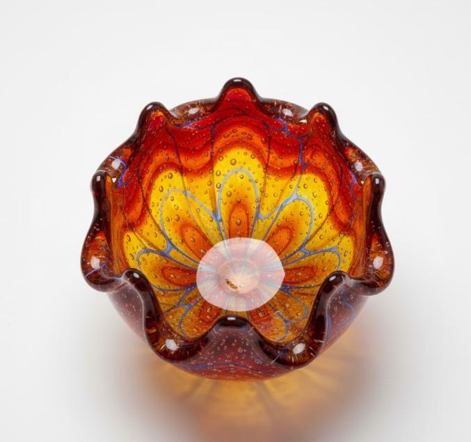 Dekorativ glasskål med bølget opbygning