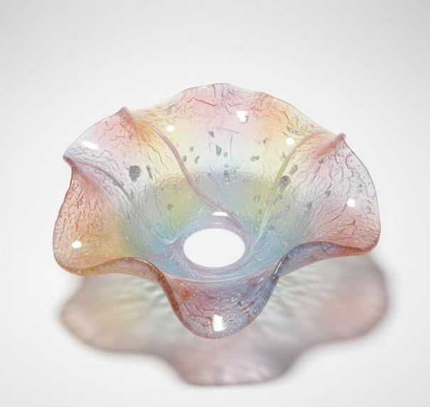 Dekorativ glasskål med bølget rand