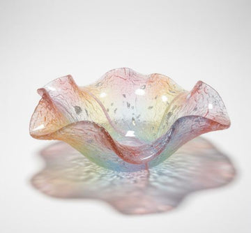 Dekorativ glasskål med bølget rand