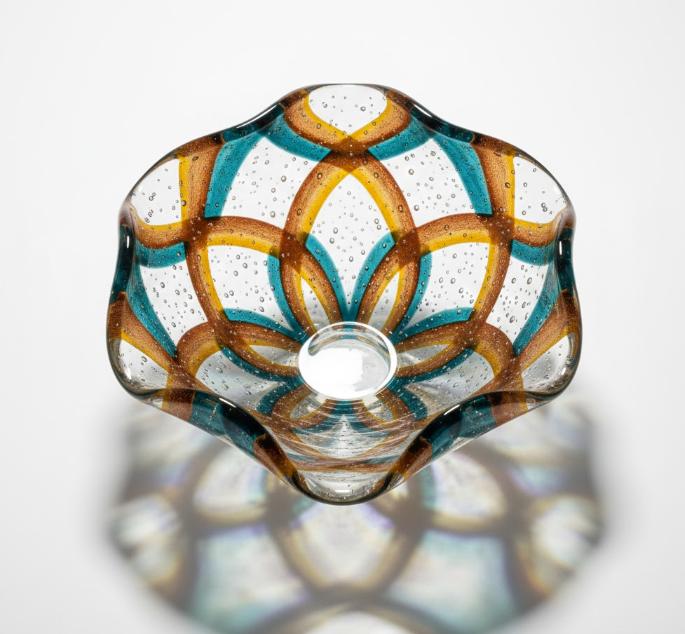 Dekorativ glasskål med buede farvebånd