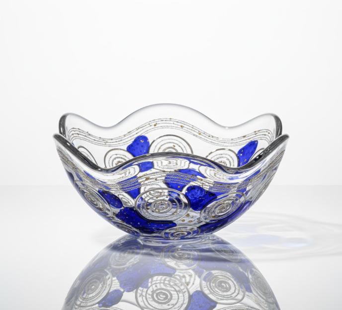 Dekorativ glasskål med cirkulært mønster