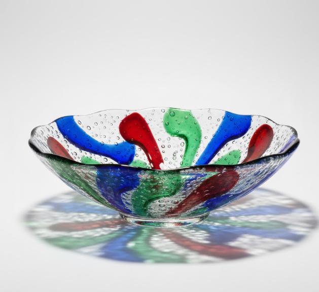 Dekorativ glasskål med farvede felter