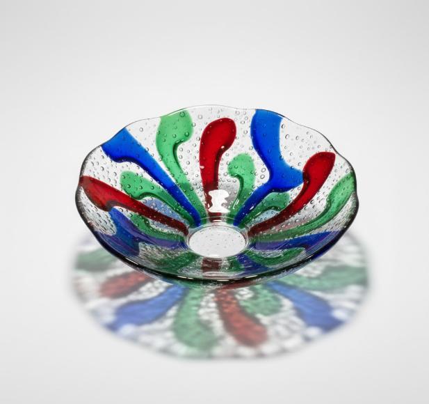 Dekorativ glasskål med farvede felter