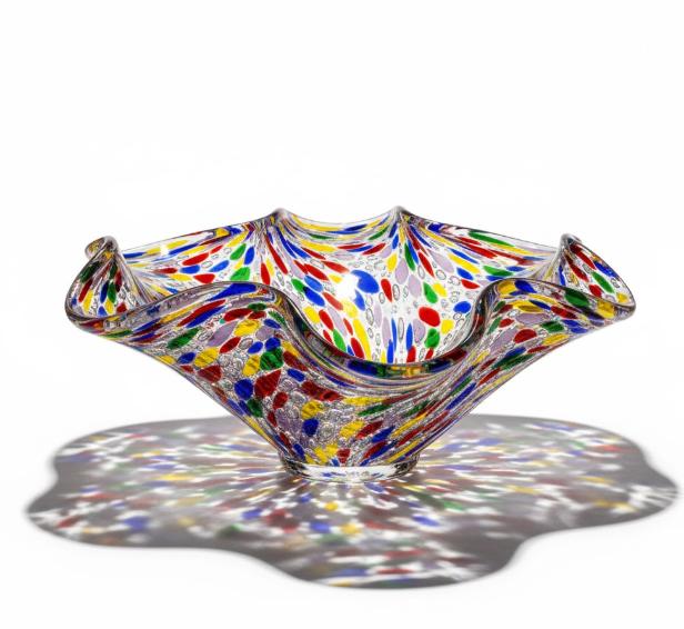 Dekorativ glasskål med flerfarvede prikker