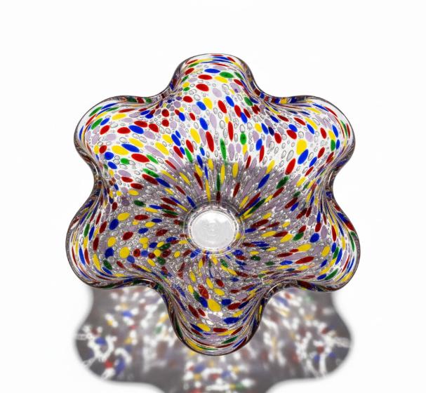 Dekorativ glasskål med flerfarvede prikker