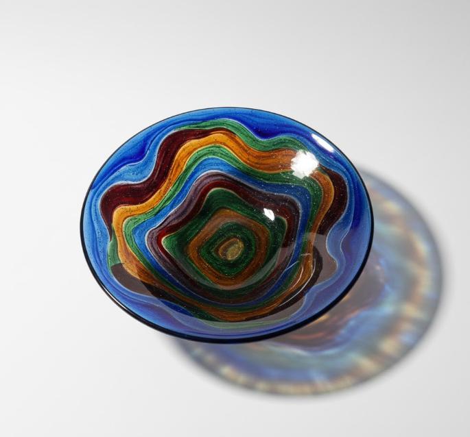 Dekorativ glasskål med flerfarvet bølgemønster