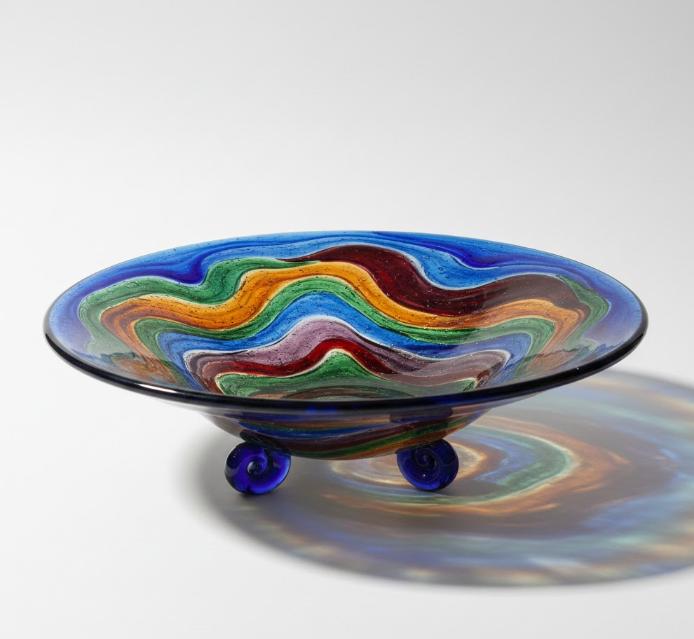 Dekorativ glasskål med flerfarvet bølgemønster