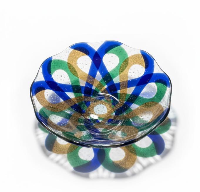Dekorativ glasskål med flettet mønster