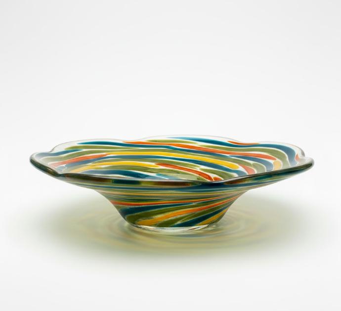 Dekorativ glasskål med koncentriske farvebånd