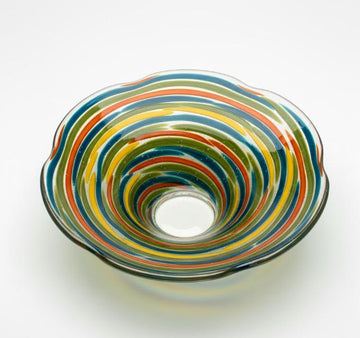 Dekorativ glasskål med koncentriske farvebånd
