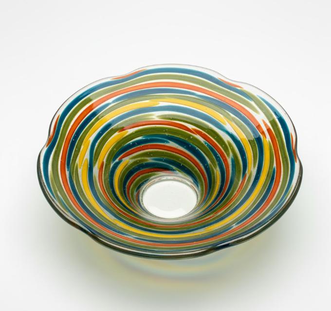 Dekorativ glasskål med koncentriske farvebånd
