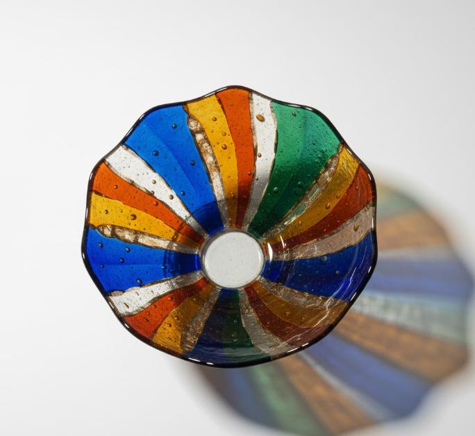 Dekorativ glasskål med lodrette farvefelter