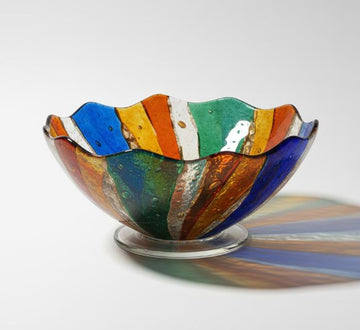 Dekorativ glasskål med lodrette farvefelter