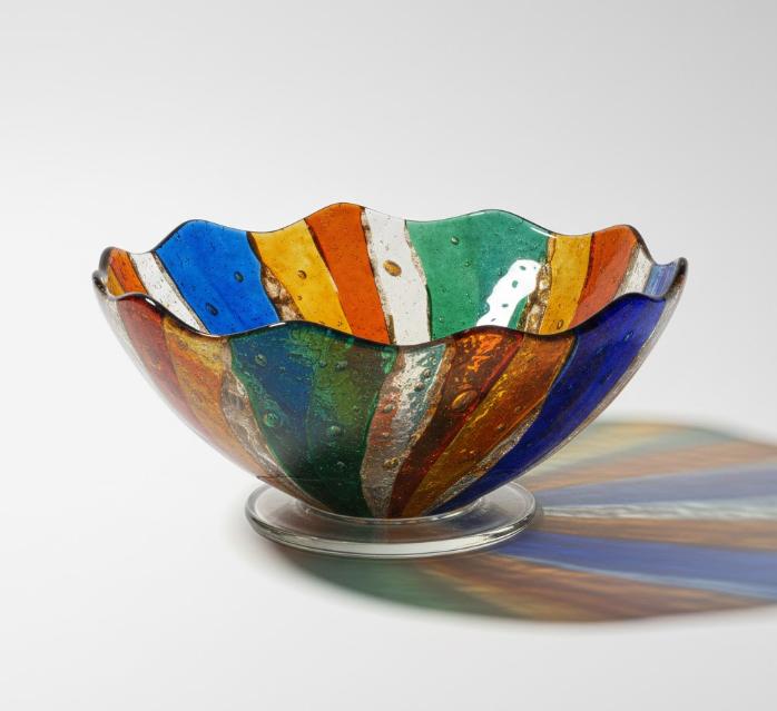 Dekorativ glasskål med lodrette farvefelter