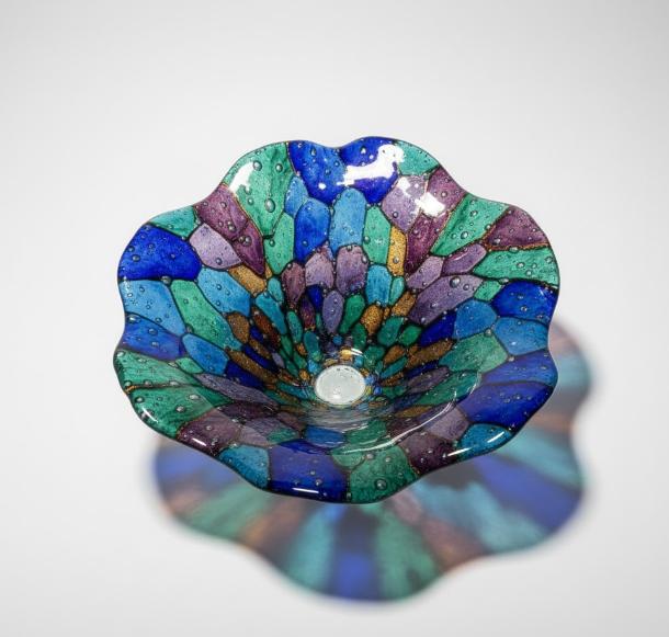 Dekorativ glasskål med mosaiklignende mønster