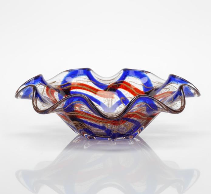 Dekorativ glasskål med spiral og bølget kant