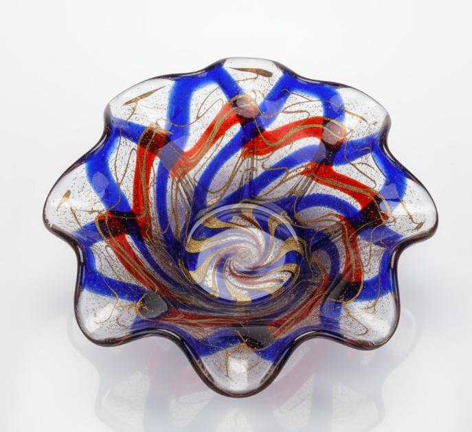 Dekorativ glasskål med spiral og bølget kant