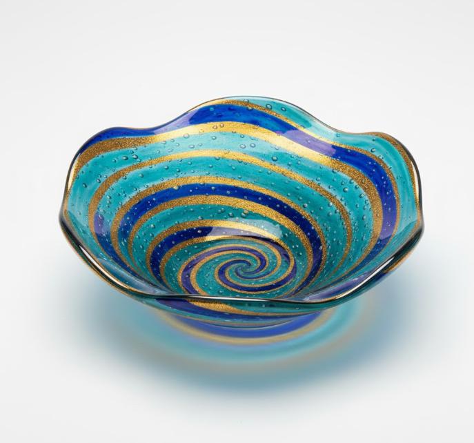 Dekorativ glasskål med spiralformede bånd