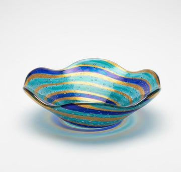 Dekorativ glasskål med spiralformede bånd