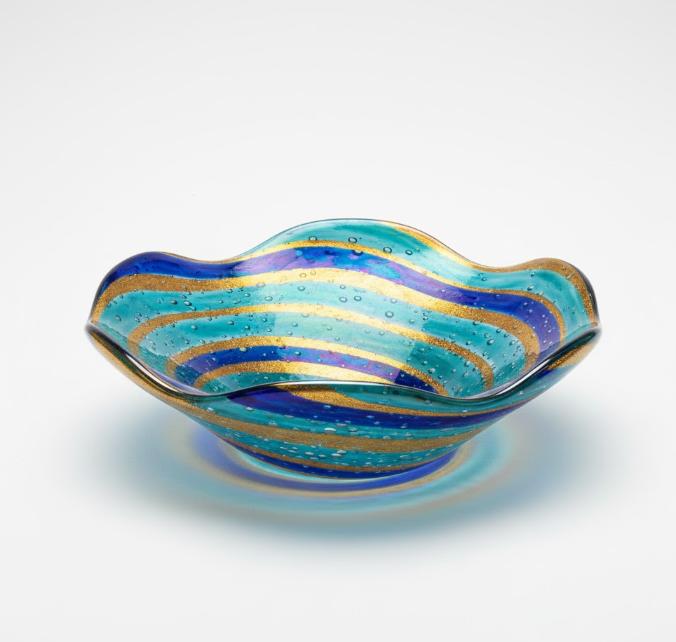 Dekorativ glasskål med spiralformede bånd