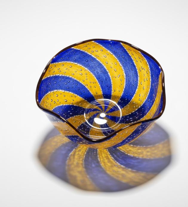 Dekorativ glasskål med spiralformede farvebånd