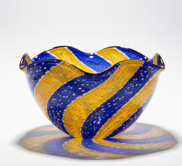 Dekorativ glasskål med spiralformede farvebånd