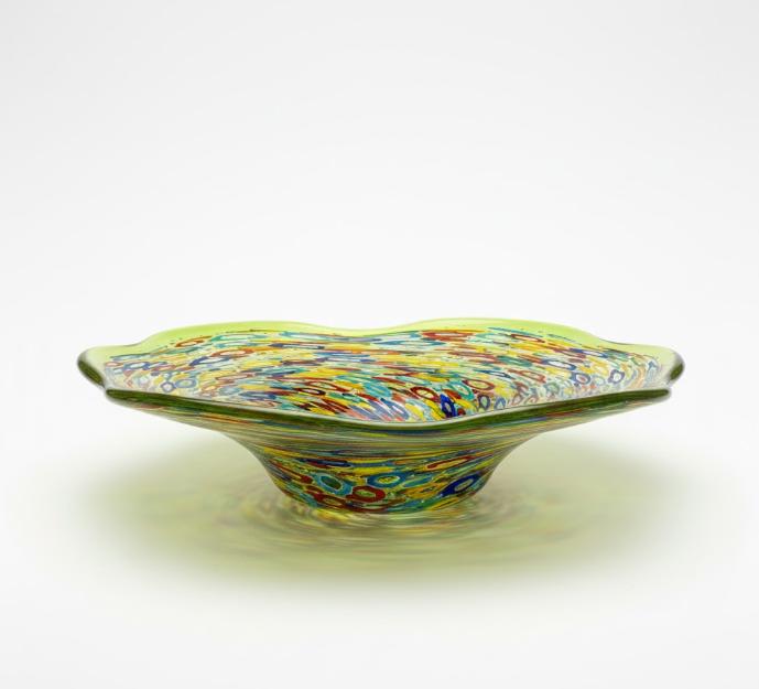Dekorativ glasskål med tæt flerfarvet mønster