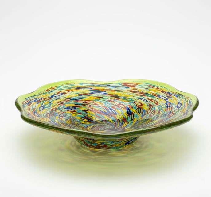 Dekorativ glasskål med tæt flerfarvet mønster