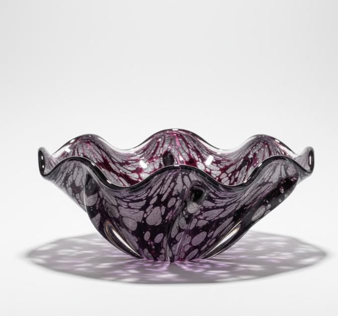 Dekorativ glasskål med tæt prikket mønster