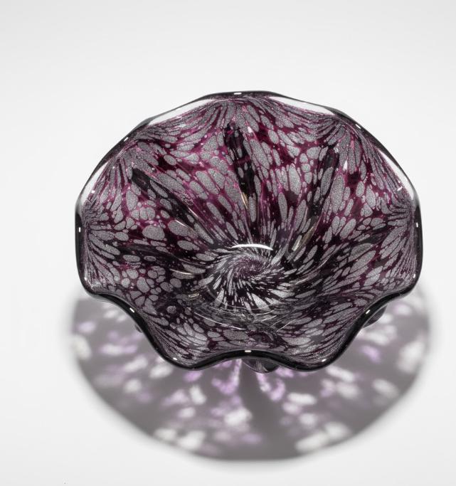 Dekorativ glasskål med tæt prikket mønster