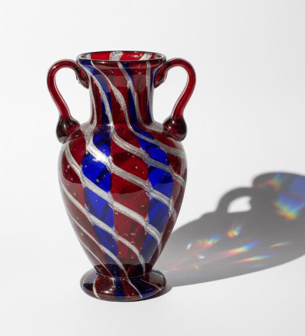 Dekorativ glasvase med håndtag og spiralbånd