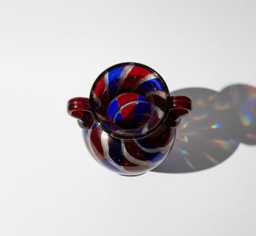 Dekorativ glasvase med håndtag og spiralbånd