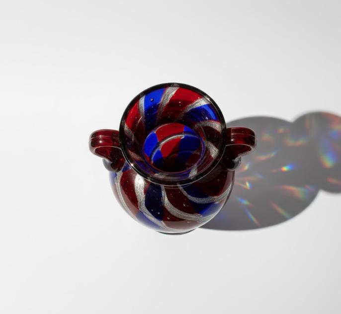 Dekorativ glasvase med håndtag og spiralbånd