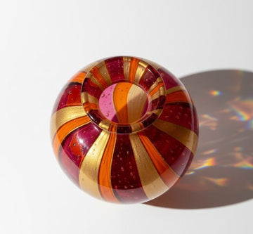 Dekorativ glasvase med lodrette farvebånd