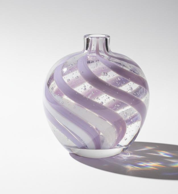 Dekorativ glasvase med snoede bånd