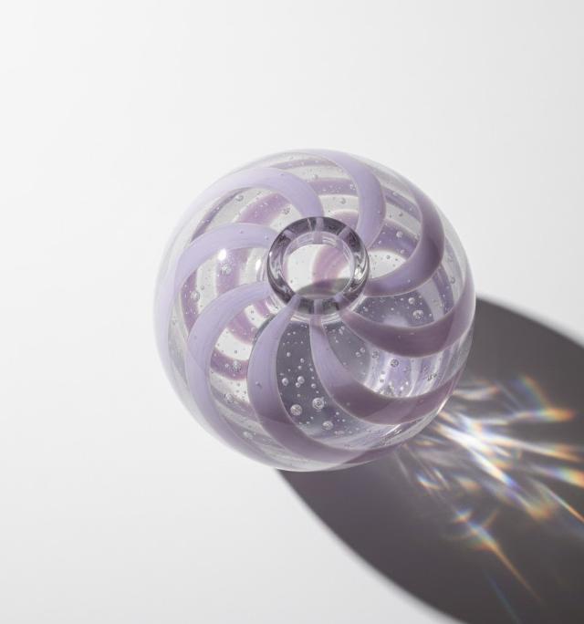 Dekorativ glasvase med snoede bånd