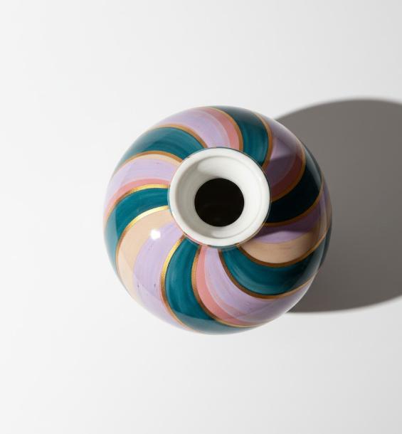 Dekorativ glasvase med snoede farvebånd