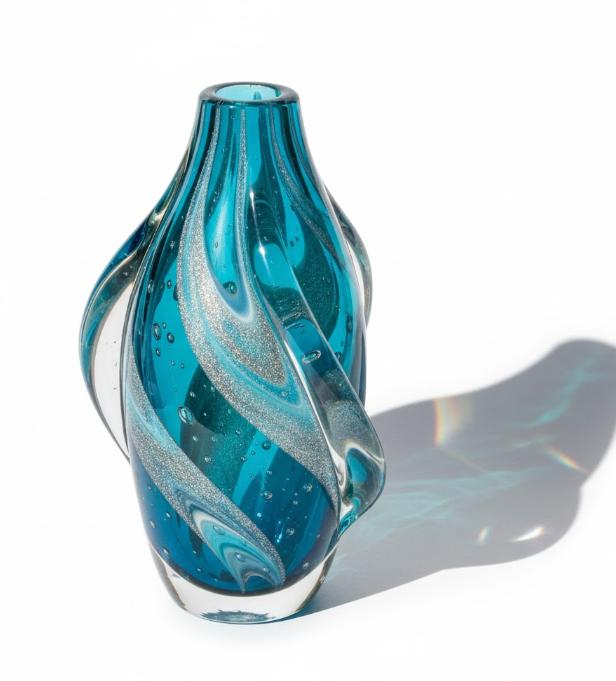 Dekorativ glasvase med snoede farvebånd