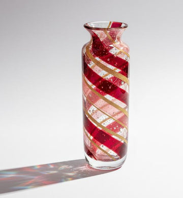 Dekorativ glasvase med spiralformede bånd